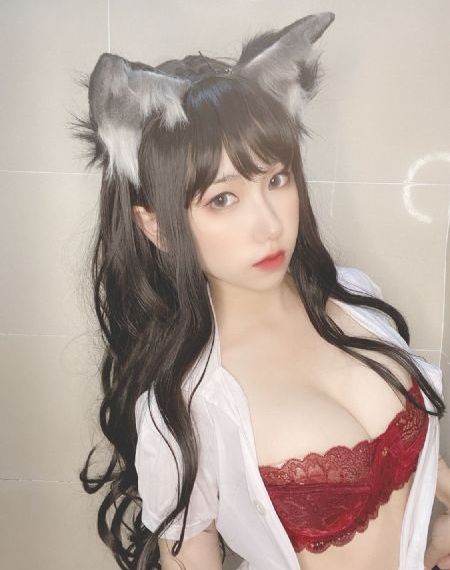 一面亲膜上边奶一个膜边