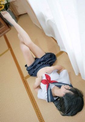 女班长脱了内衣让我吃奶动漫